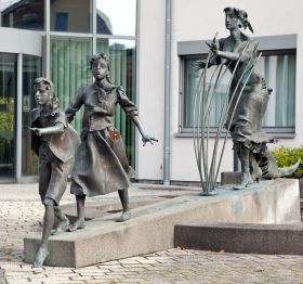 Brunnen - Die Wassernix, Schauenburg-Hoof, Brunnen vor dem Rathaus, Bronze, Figuren lebensgroß, 2002 - Bild 2