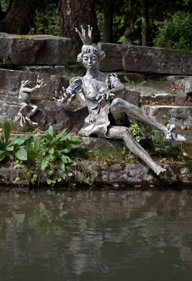 Prinzessin mit Frosch Schloss Landau, Bad Arolsen, Bronze, 2017