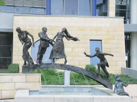 Hochzeitsgesellschaft, Fuldabrück Rathaus, Bronze, Figuren ca. 140 cm, 1999" alt="Hochzeitsgesellschaft, Fuldabrück Rathaus, Bronze, Figuren ca. 140 cm, 1999