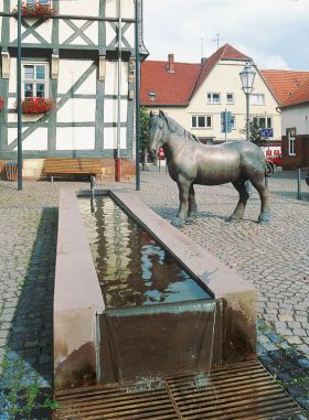 Pferdetränke, Zierenberg, Rathaus, Bronze, Sandstein, lebensgroß, 2000 - Bild 1" alt="Pferdetränke, Zierenberg, Rathaus, Bronze, Sandstein, lebensgroß, 2000 - Bild 1