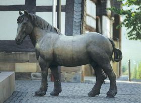 Pferdetränke, Zierenberg, Rathaus, Bronze, Sandstein, lebensgroß, 2000 - Bild 1" alt="Pferdetränke, Zierenberg, Rathaus, Bronze, Sandstein, lebensgroß, 2000 - Bild 2