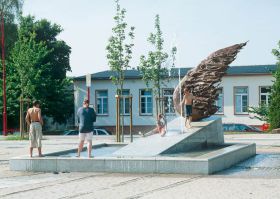 Platz der Weißen Rose, Marburg, Brunnen in der Stadtwaldsiedlung, Bronze, Höhe ca. 300cm, 2000