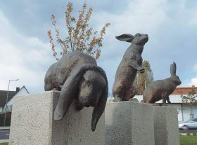 Kaninchenshow, Kassel, Im Forstfeld, Bronze, Beton, überlebensgroß, 2002