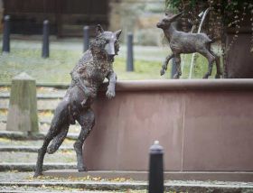 Wolf und Geislein, Wolfhagen, Bronze, lebensgroß, 2002" alt="Wolf und Geislein, Wolfhagen, Bronze, lebensgroß, 2002