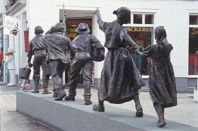 Mückenstürmer, Bad Hersfeld, Bronze, Beton, Höhe ca. 140 cm, 2003