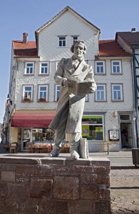 Jakob Grimm, Marktplatz Witzenhausen, Beton, lebensgroß, 2013 - Bild 1