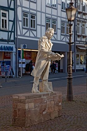 Jakob Grimm, Marktplatz Witzenhausen, Beton, lebensgroß, 2013 - Bild 2