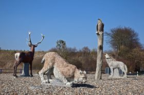 Fünf Tierplastiken, Edertal-Lieschensruh, Beton/Farbe, lebensgroß, 2007 / 2011 (Hirsch)