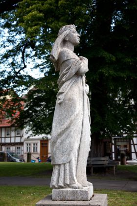 Kaiserin Theophanu, Eschwege, Kalkstein, 220 cm, Sockel 60 cm, 2006 - Bild 2