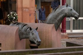 Zwei Pferde, Töpferberg Marburg, Bronze, Stein, ca. 220 x 250 cm, 2005 - Bild 1