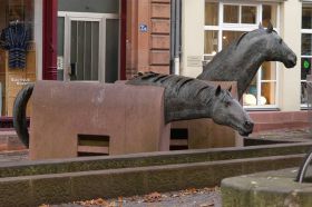 Zwei Pferde, Töpferberg Marburg, Bronze, Stein, ca. 220 x 250 cm, 2005 - Bild 2